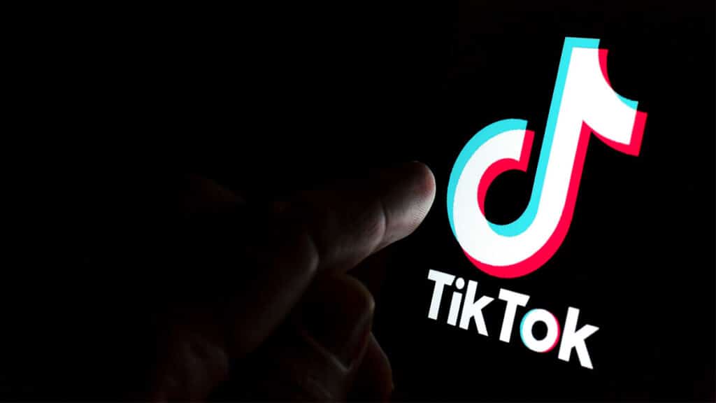 mão tocando tela como logotipo do TikTok