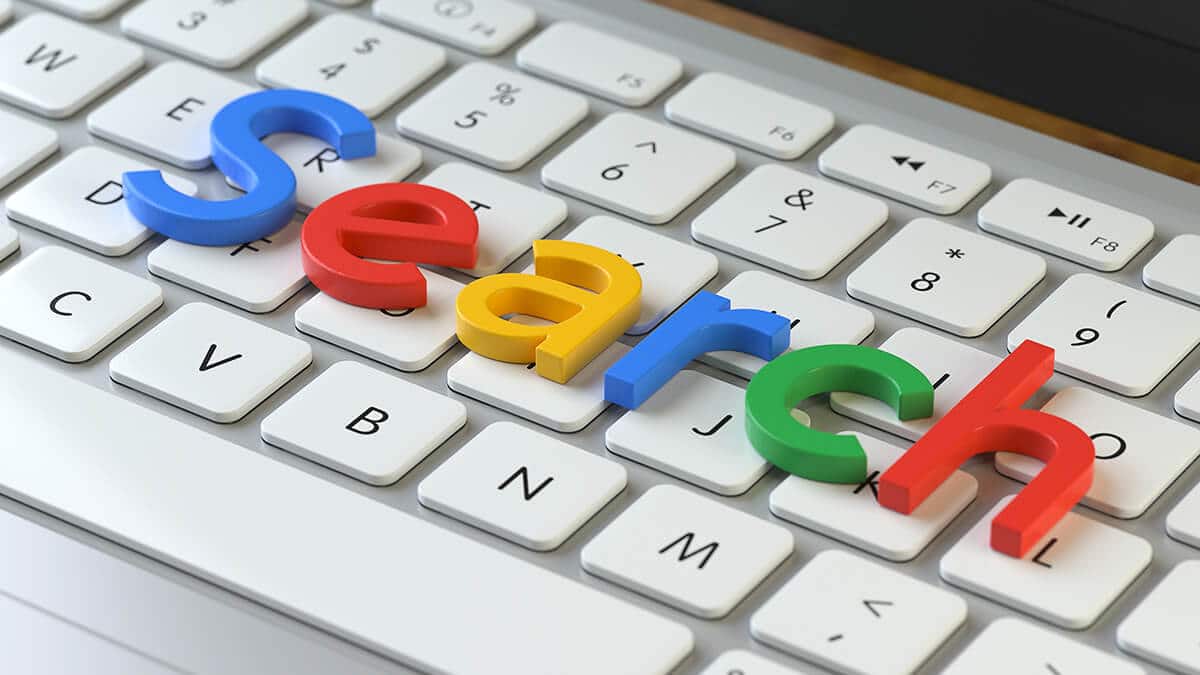 search escrito com letras coloridas em cima de teclado de computador