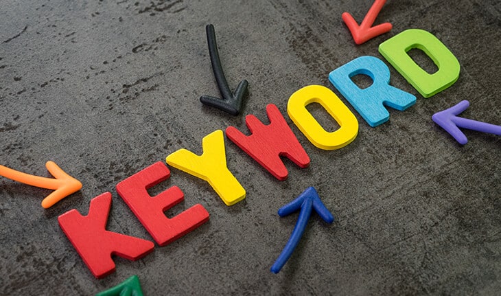 setas coloridas apontando para palavra keywords em letras coloridas