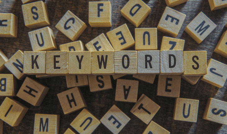 Quadradinhos de madeira formando a palavra Keywords