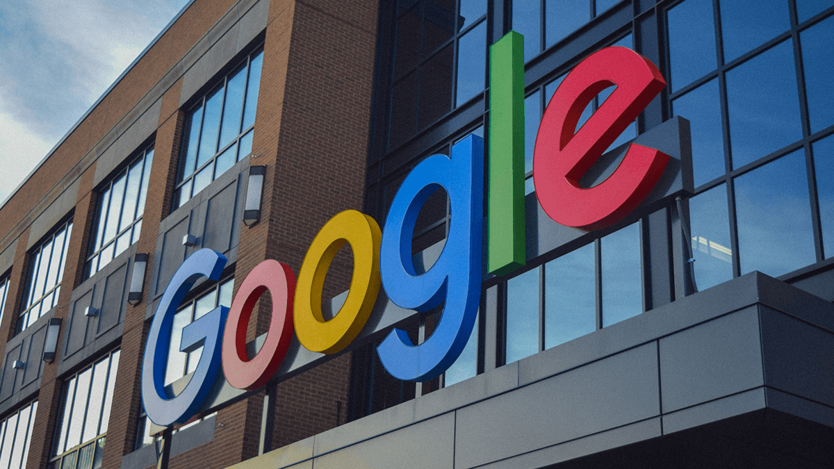 letreiro do Google em fachada de prédio