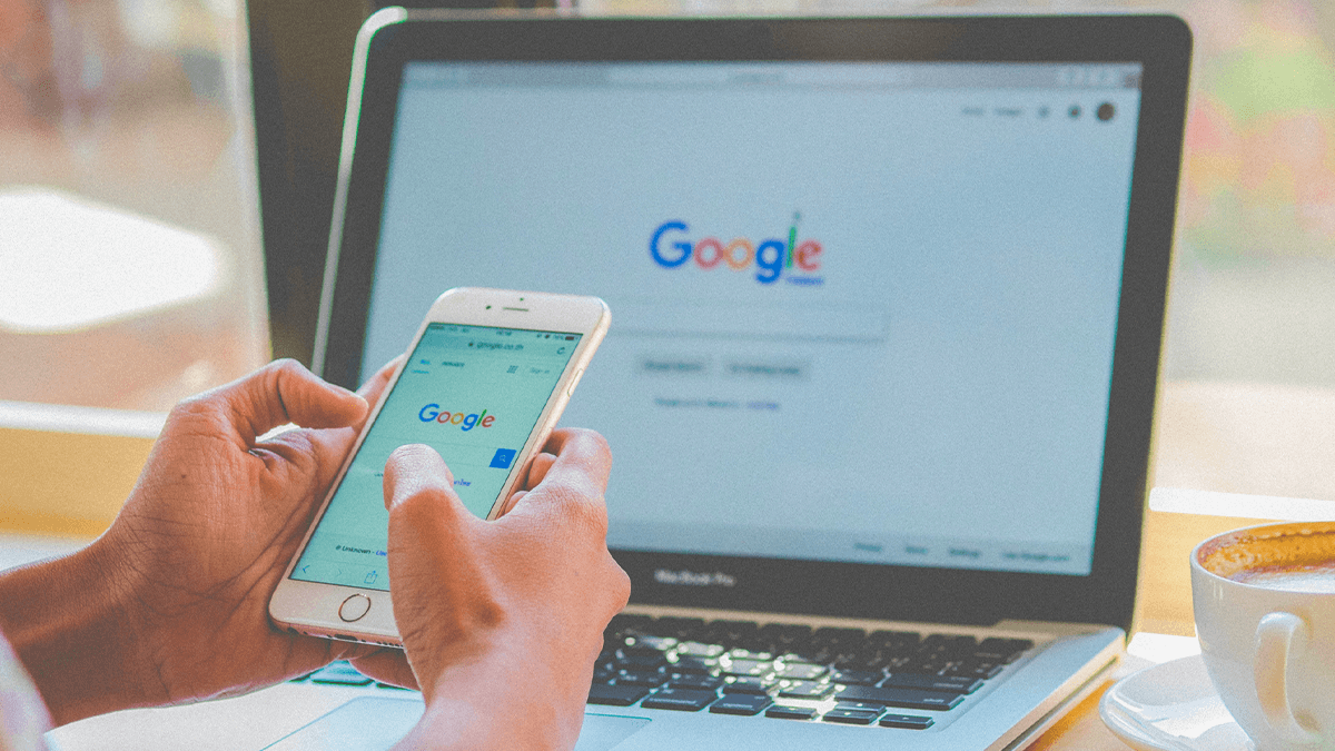 pessoa no Google com o celular e o computador