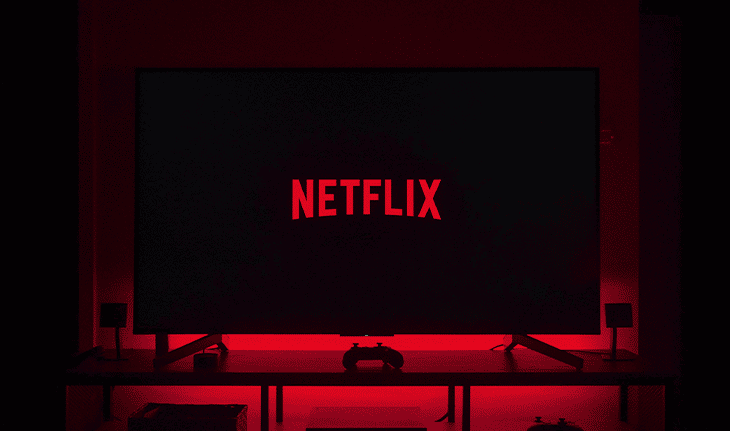televisor com luz vermelha e logo da Netflix