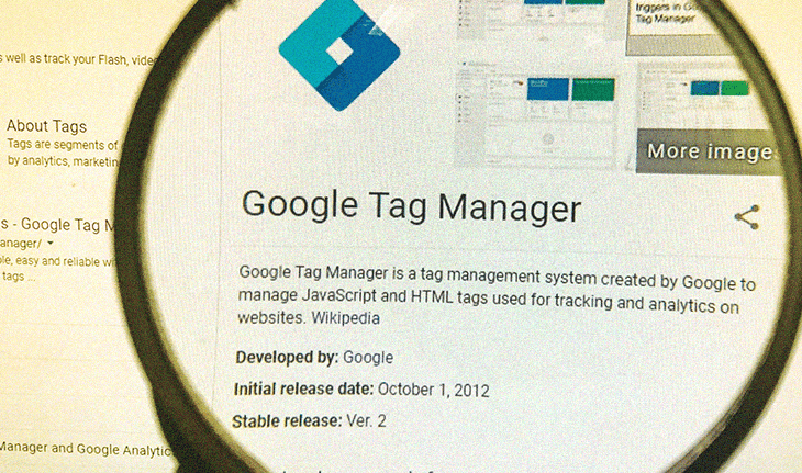 lupa em tela de computador com logo google tag manager