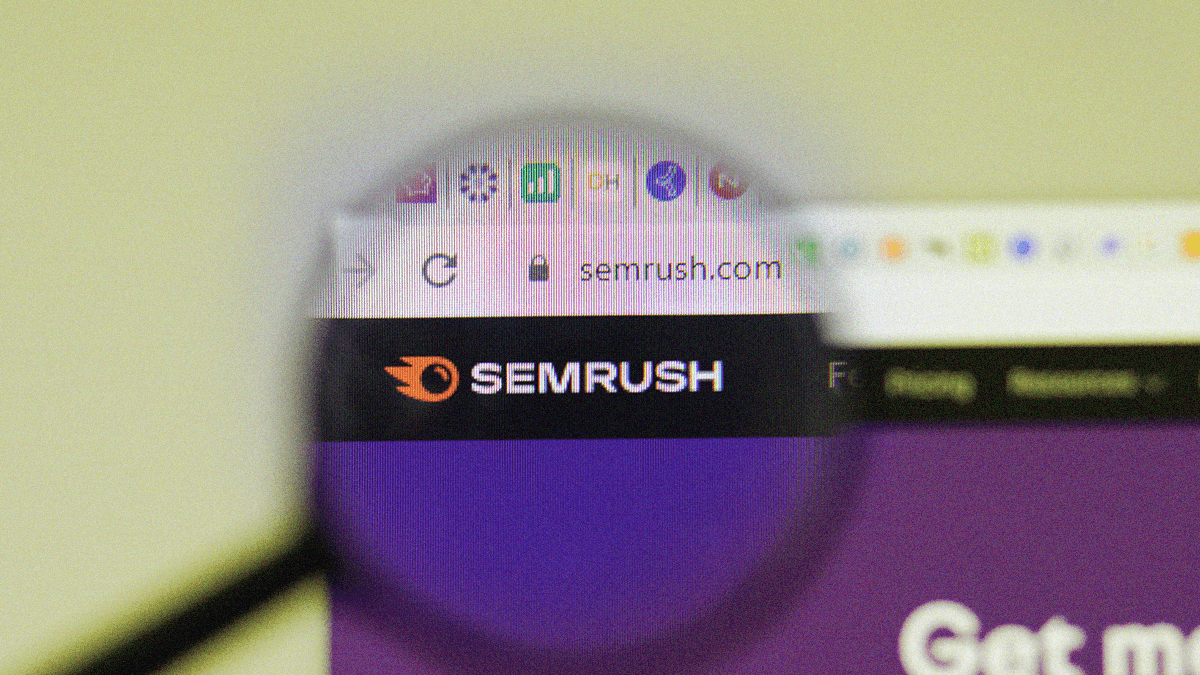 lupa em tela de computador com SemRush aberto