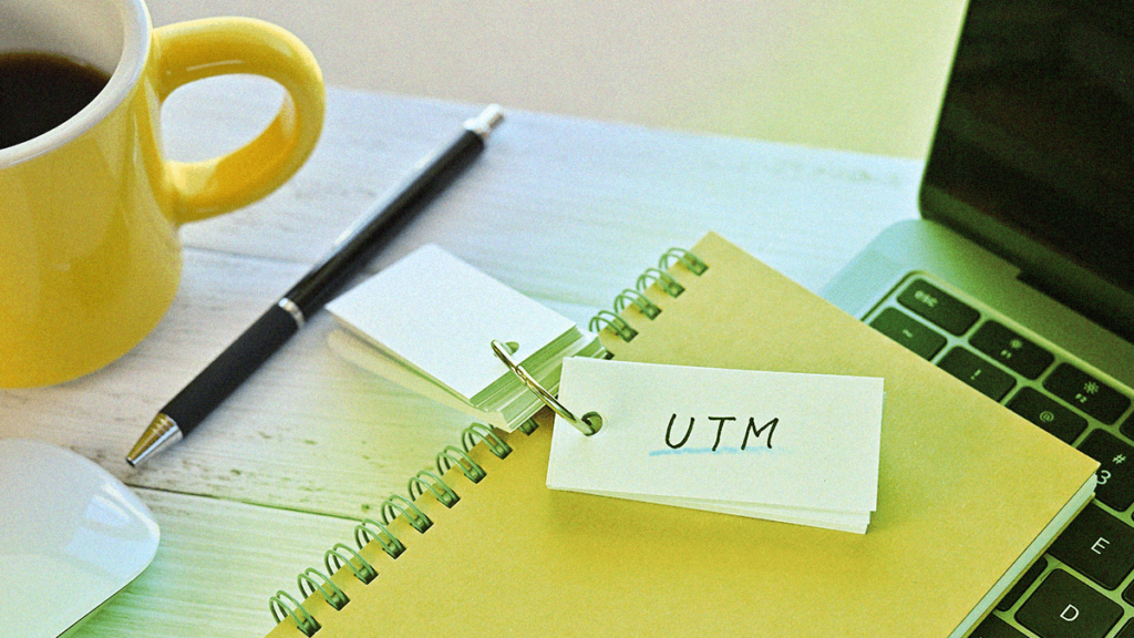 materiais de escritório sobre mesa com etiqueta escrito UTM