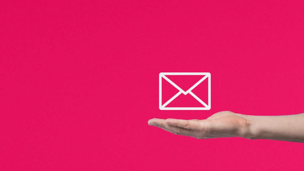 ícone de e-mail em cima de uma mão com fundo azul