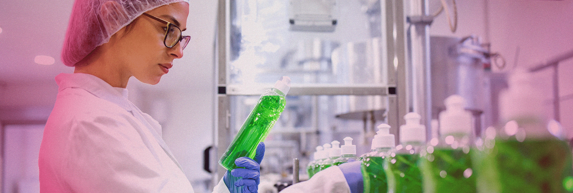 cientista analisando produtos de limpeza em linha de fabricação