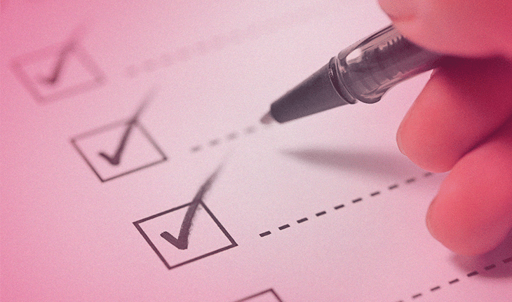 pessoa-preenchendo-checklist-em-papel-branco