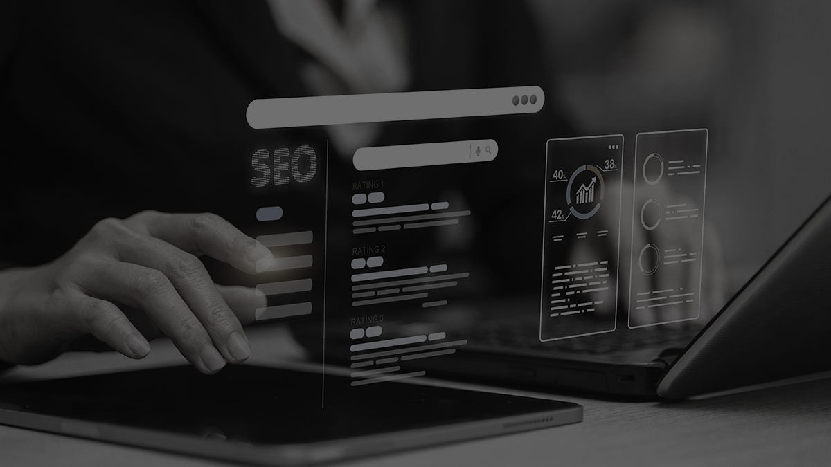 pessoa pesquisando estratégias de SEO