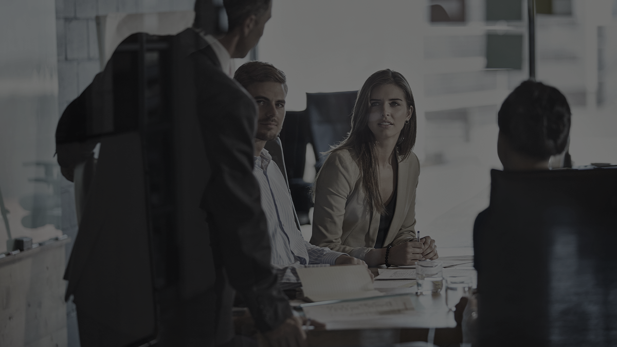 equipe reunida em volta de uma mesa